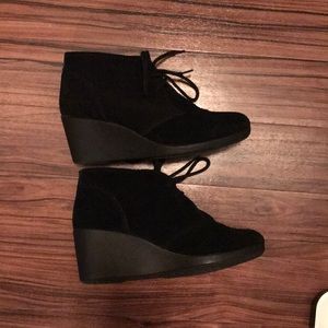 crocs women's leigh suede wedge shootie boot